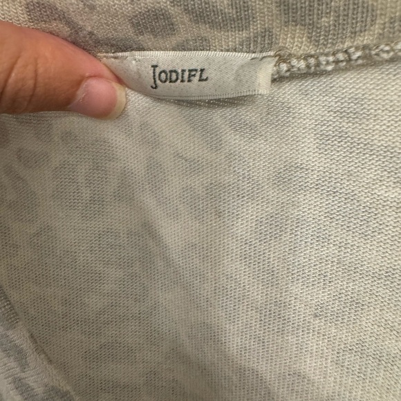 Jodifl brand v neck top leopard print - Picture 2 of 3